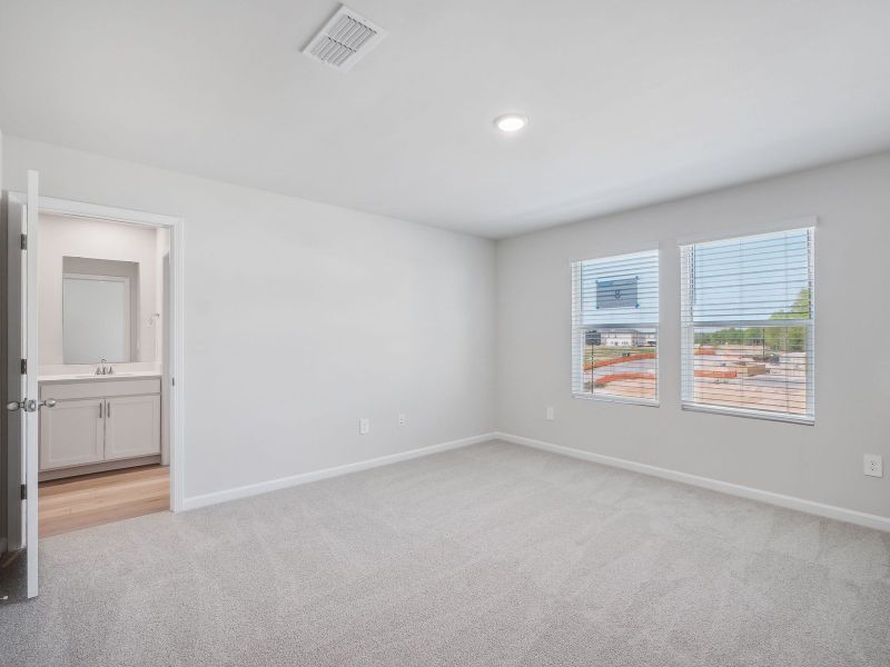 Spacious, unfurnished interior of a new home in The Rows at Buffaloe Reserve, Raleigh (Image 11).