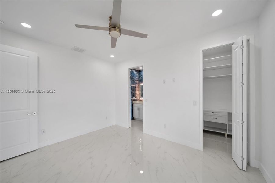 Spacious, unfurnished interior of a new home in , Cape Coral (Image 20).