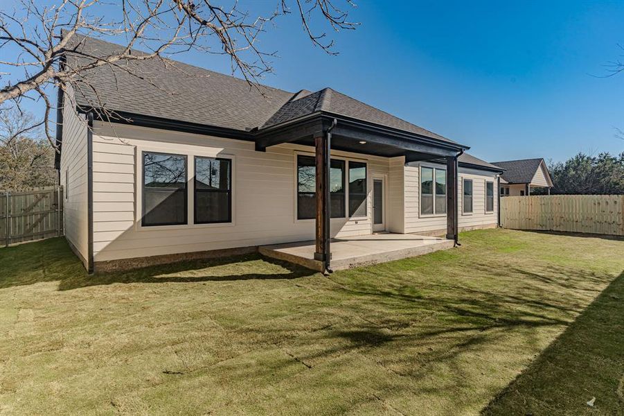 Exterior details and patio area of a home in , Granbury (Image 4).