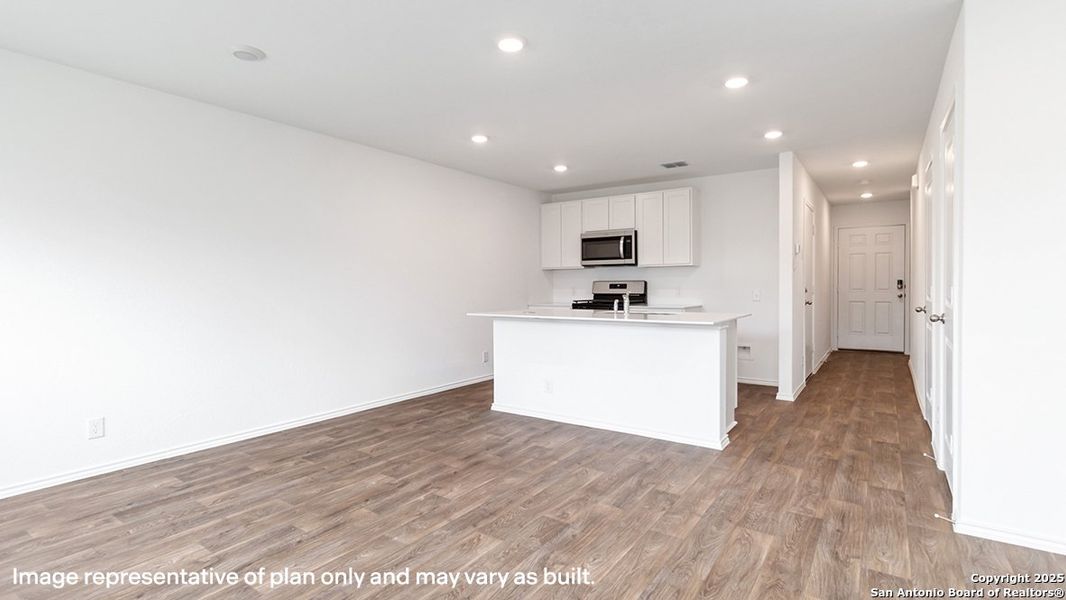 Spacious, unfurnished interior of a new home in Blue Ridge Ranch, San Antonio (Image 17).