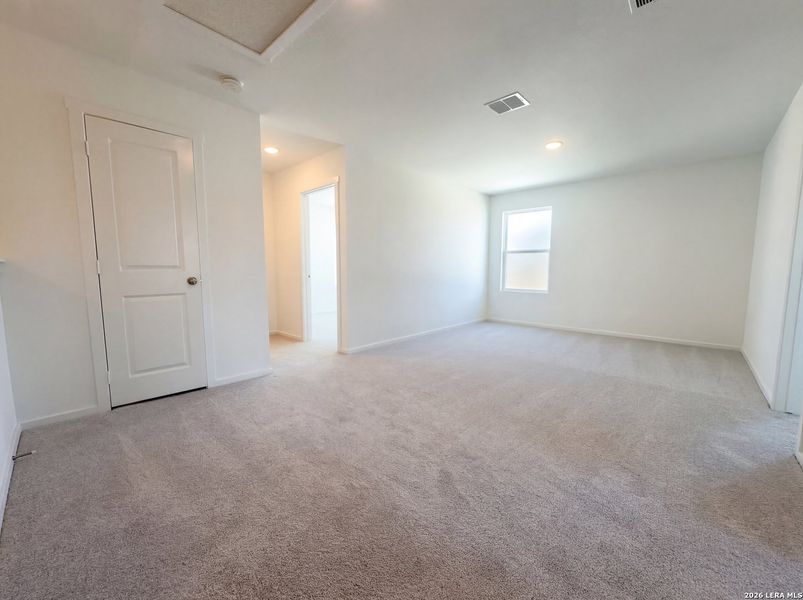 Spacious, unfurnished interior of a new home in Hunters Ranch, San Antonio (Image 13).