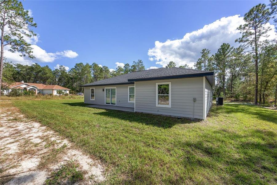 Exterior details and patio area of a home in , Dunnellon (Image 3).