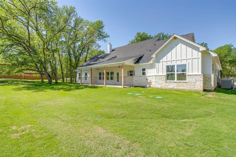 Exterior details and patio area of a home in , Granbury (Image 24).