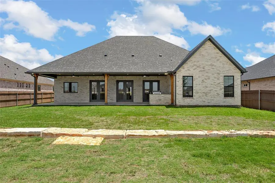 Exterior details and patio area of a home in , Hewitt (Image 4).