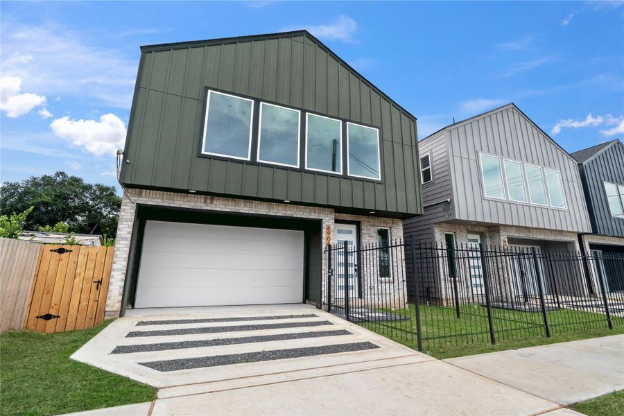 Enjoy a private side yard andadditional privacy with thiscorner-unit layout—perfectlypositioned to offer more greenspace and only one shared wall.