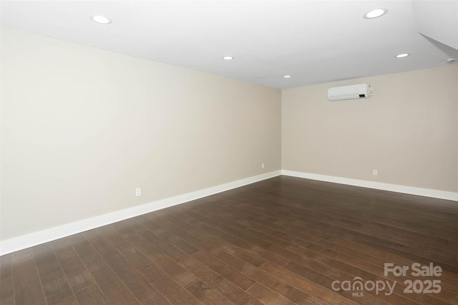 Spacious, unfurnished interior of a new home in , Horse Shoe (Image 20).