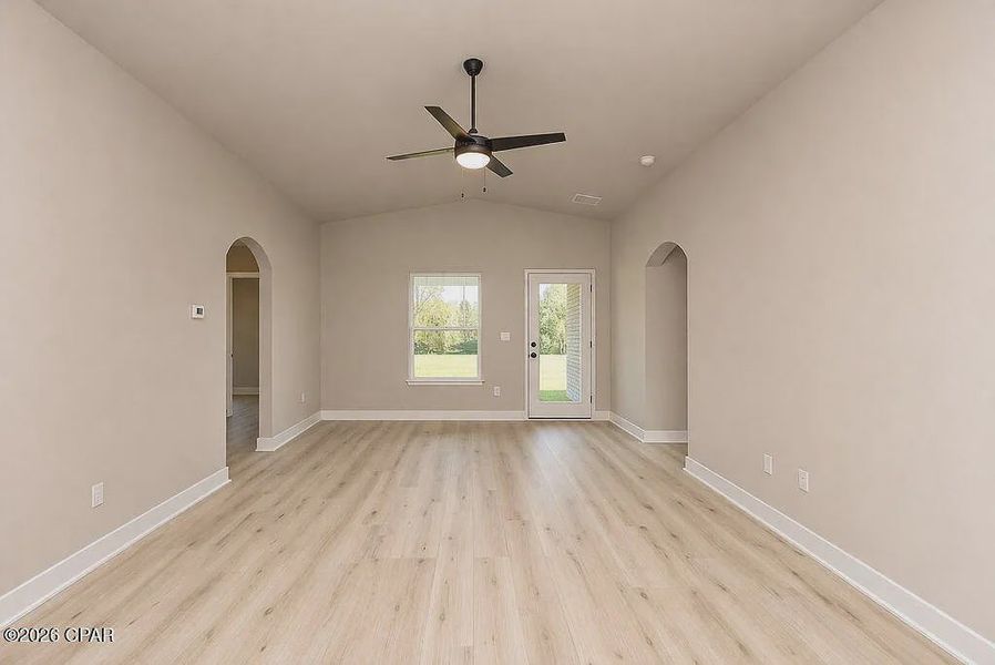 Spacious, unfurnished interior of a new home in College Station, Panama City (Image 9).