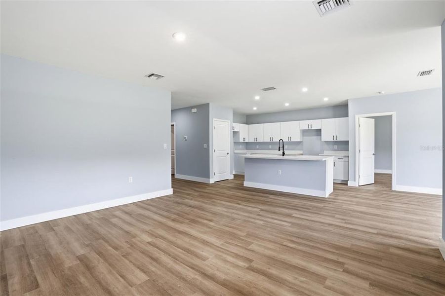 Spacious, unfurnished interior of a new home in , Cape Coral (Image 21).