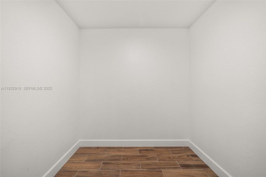 Spacious, unfurnished interior of a new home in , Sebring (Image 19).