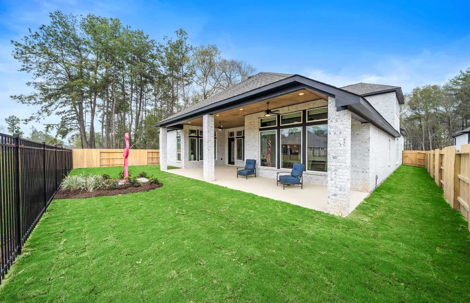 Exterior details and patio area of a home in Artavia 70′, Conroe (Image 21).
