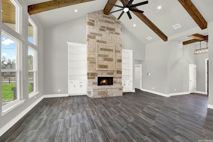 Spacious, unfurnished interior of a new home in , La Vernia (Image 35).