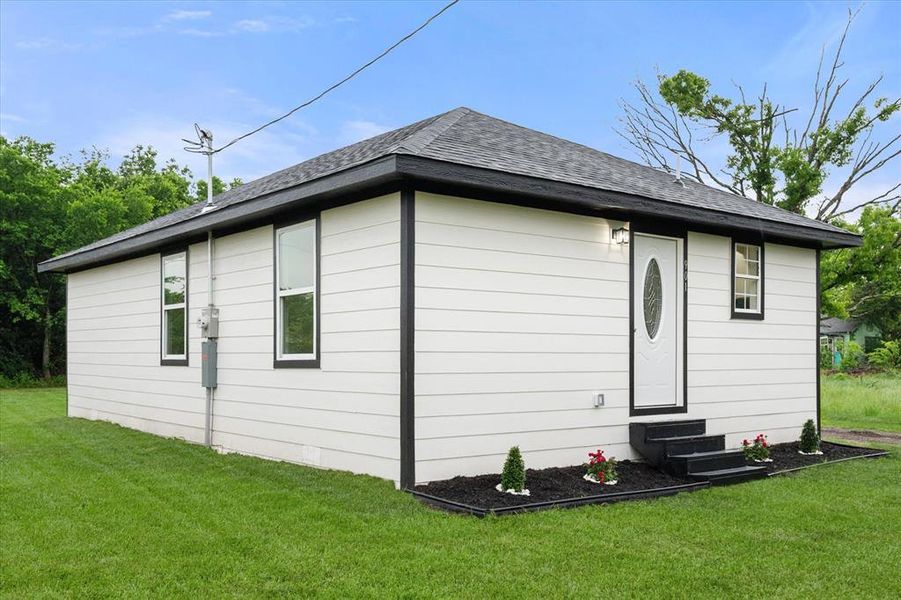 Exterior details and patio area of a home in , Dawson (Image 22).