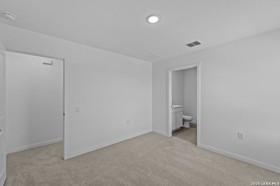 Spacious, unfurnished interior of a new home in Vida, San Antonio (Image 24).