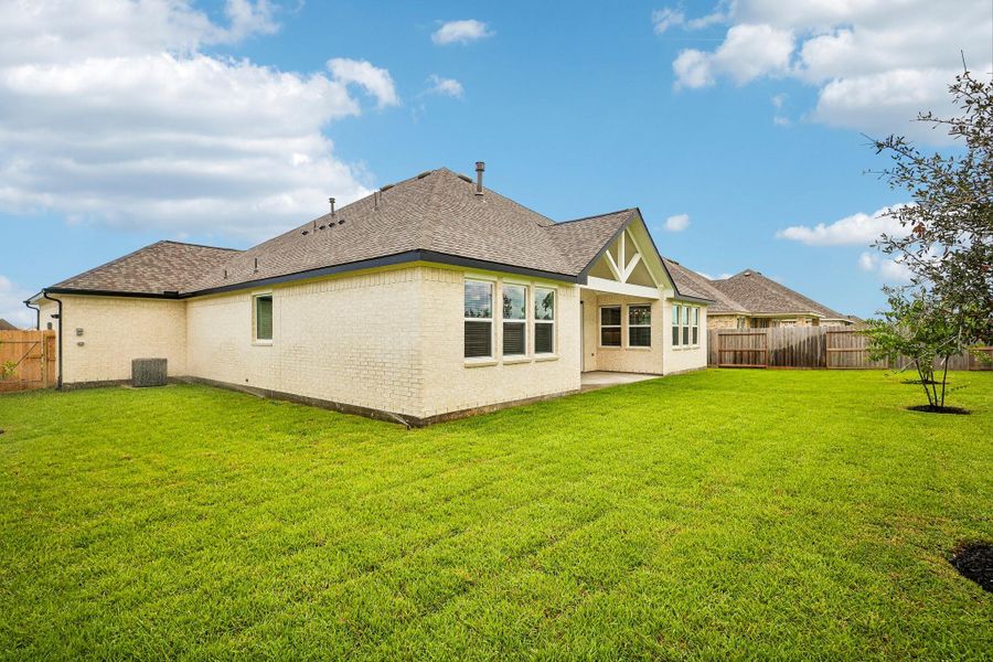 Amazing backyard with lush landscaping! Amazing backyard with lush landscaping!