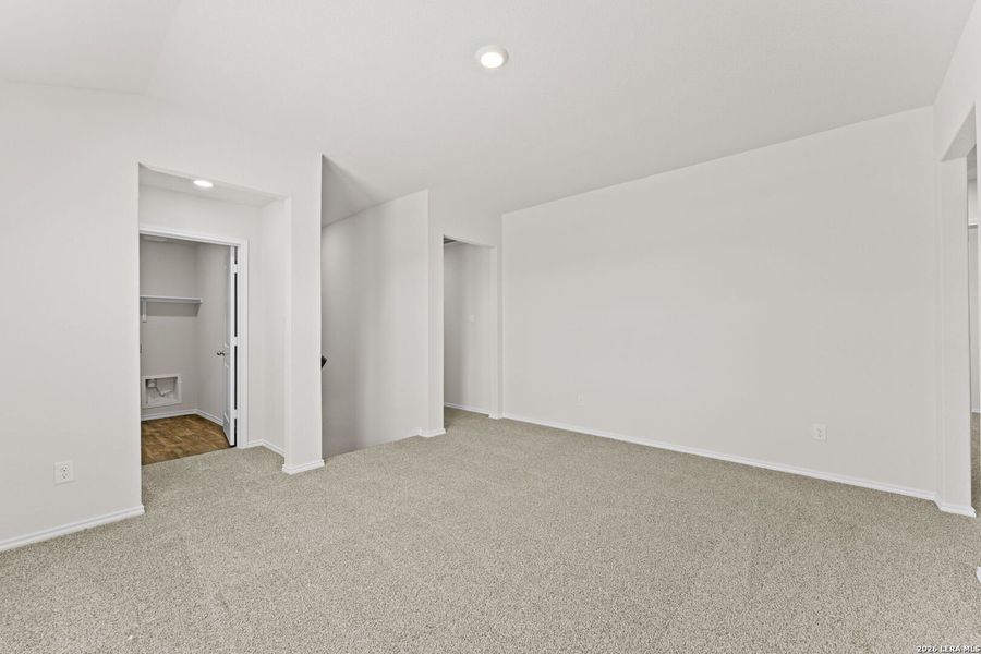 Spacious, unfurnished interior of a new home in Hunters Ranch, San Antonio (Image 14).
