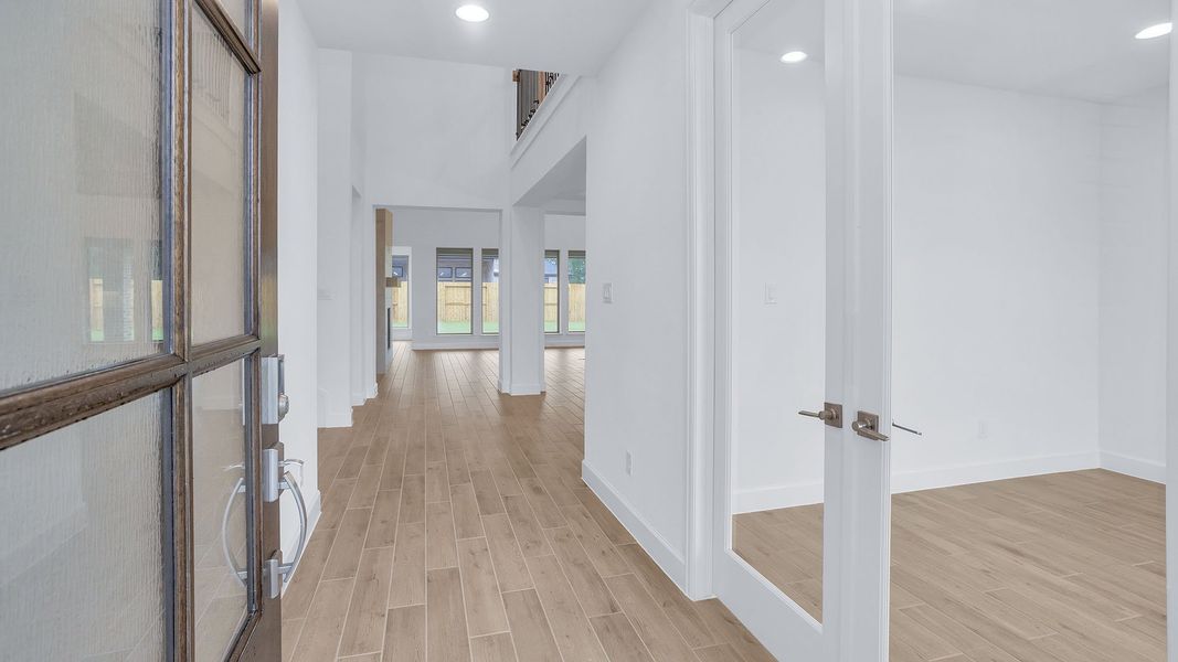 Spacious, unfurnished interior of a new home in Riceland, Mont Belvieu (Image 15).