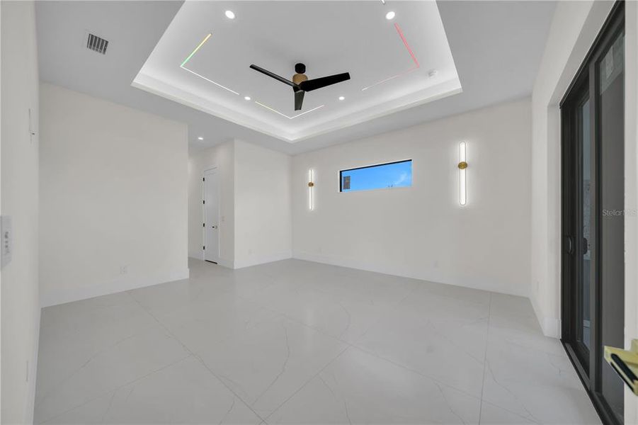 Spacious, unfurnished interior of a new home in , Cape Coral (Image 18).