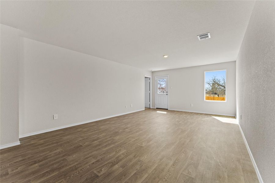 Spacious, unfurnished interior of a new home in Ladera, Luling (Image 23).