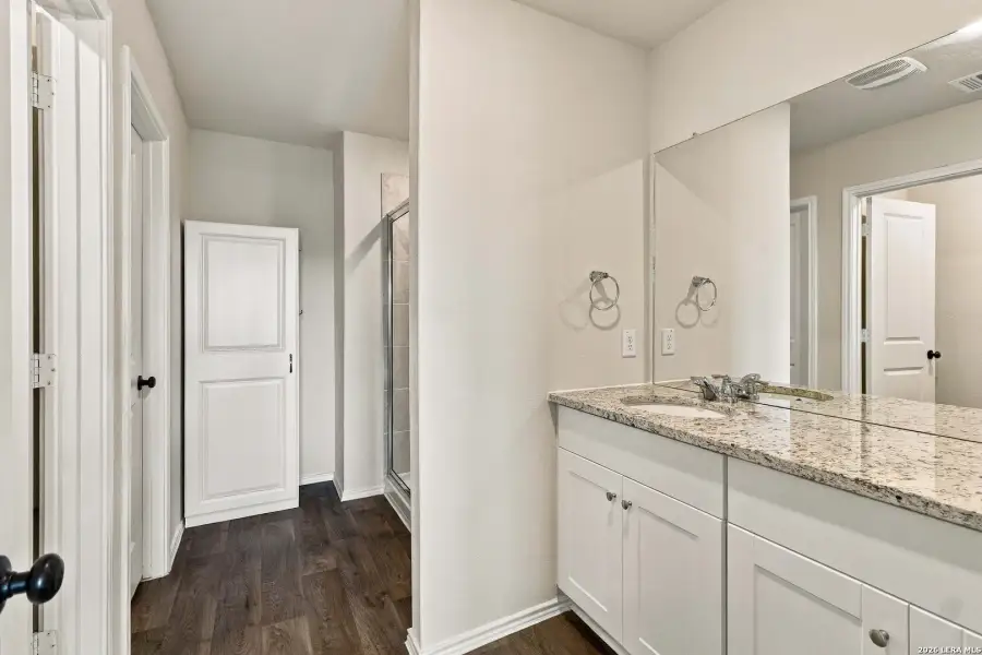 Furnished interior view inside a new home in Winding Creek, New Braunfels (Image 8).