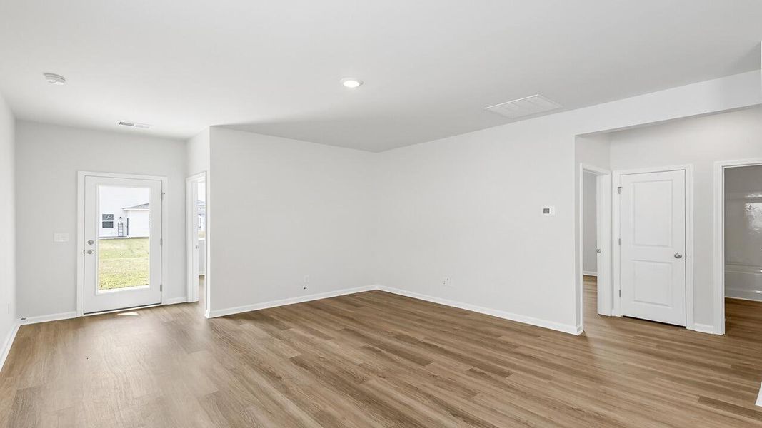Spacious, unfurnished interior of a new home in Carolina Groves, Moncks Corner (Image 15).