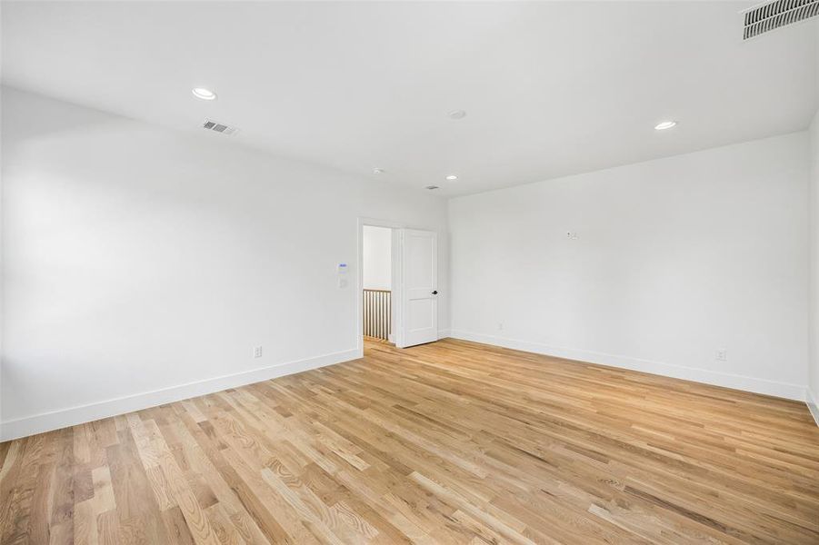 Spacious, unfurnished interior of a new home in , Dallas (Image 35).