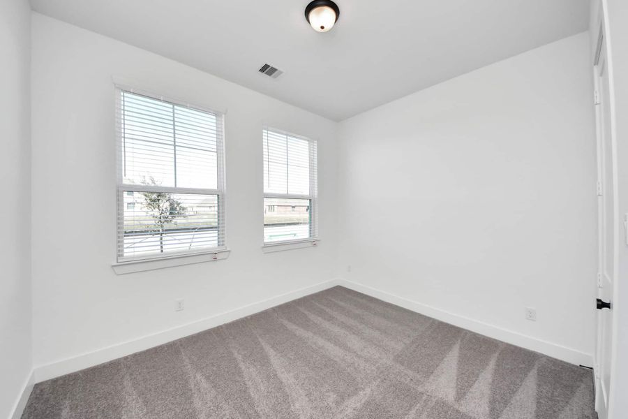 Spacious, unfurnished interior of a new home in Beacon Point, Texas City (Image 20).