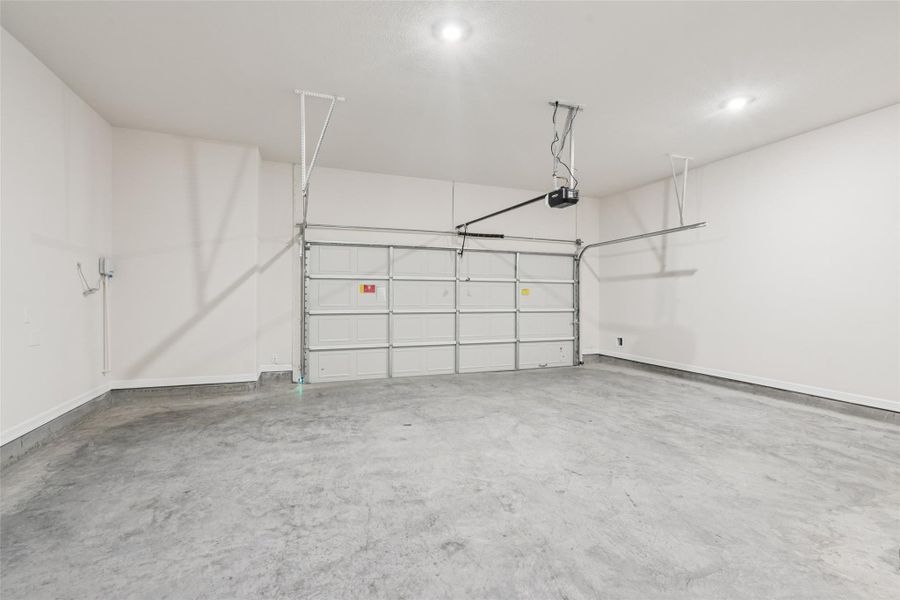 Spacious, unfurnished interior of a new home in Sienna 65', Missouri City (Image 24).