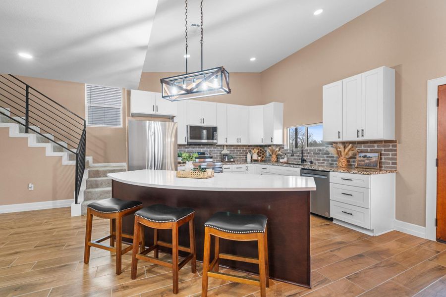 Whether you’re prepping a big family meal or hosting a casual brunch at the breakfast bar, this space is as functional as it is beautiful.