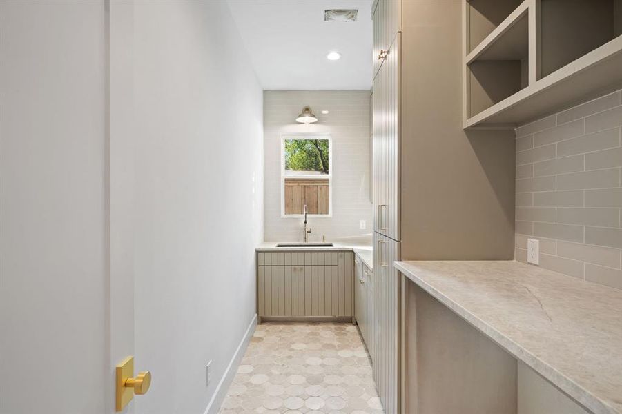 Natural stone flooring and countertops with custom cabinetry. Natural stone flooring and countertops with custom cabinetry.