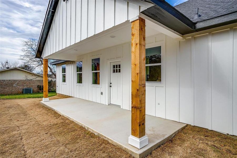 Exterior details and patio area of a home in , Runaway Bay (Image 4).