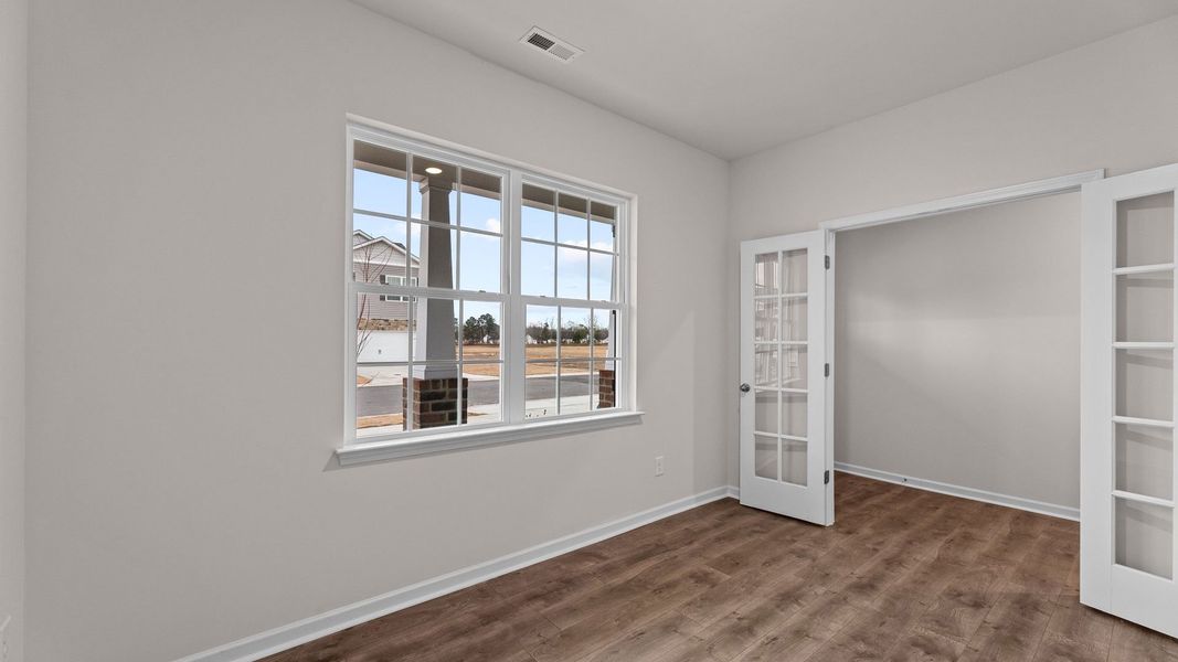Spacious, unfurnished interior of a new home in East Ridge, Ayden (Image 10).