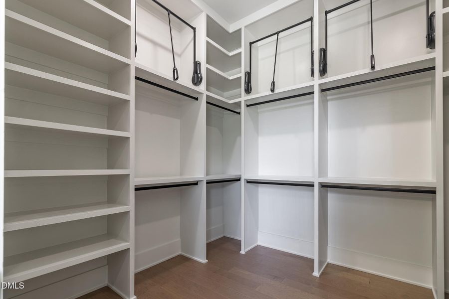 300_MEADOW_WALK_DR_INTERIOR_43