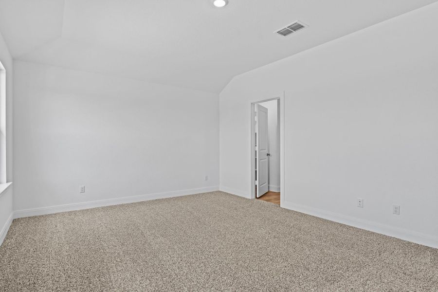 Spacious, unfurnished interior of a new home in Railhead, Cedar Creek (Image 30).