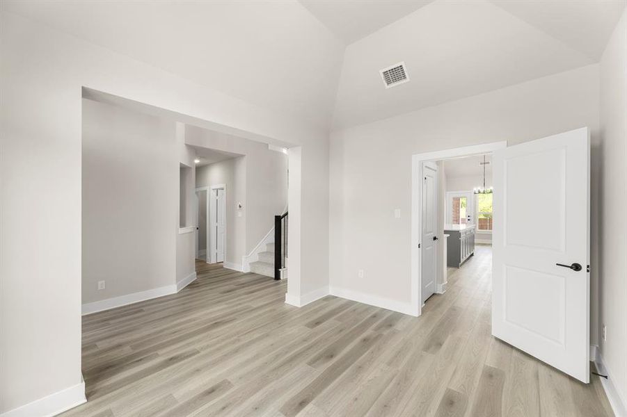 06. 941 Gold Finch - Dining (2)