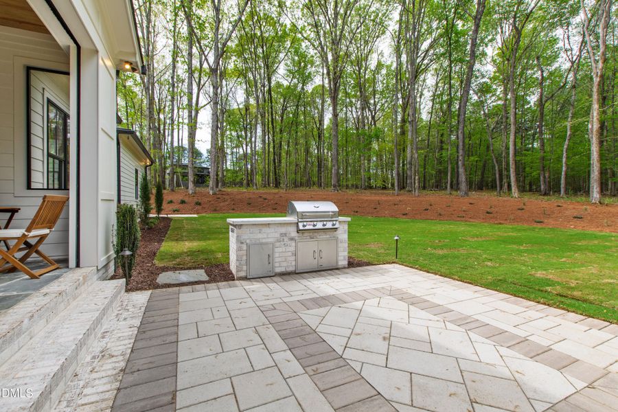 patio w built-in grill