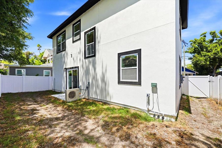 Exterior details and patio area of a home in , St. Petersburg (Image 4).