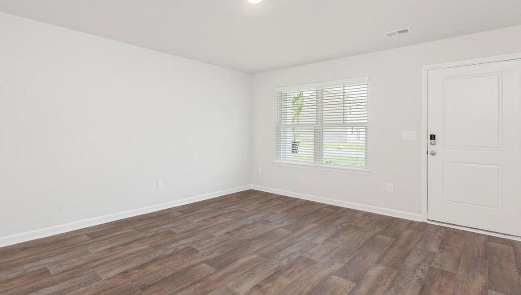 Spacious, unfurnished interior of a new home in Eagle Creek, Bolivia (Image 12).