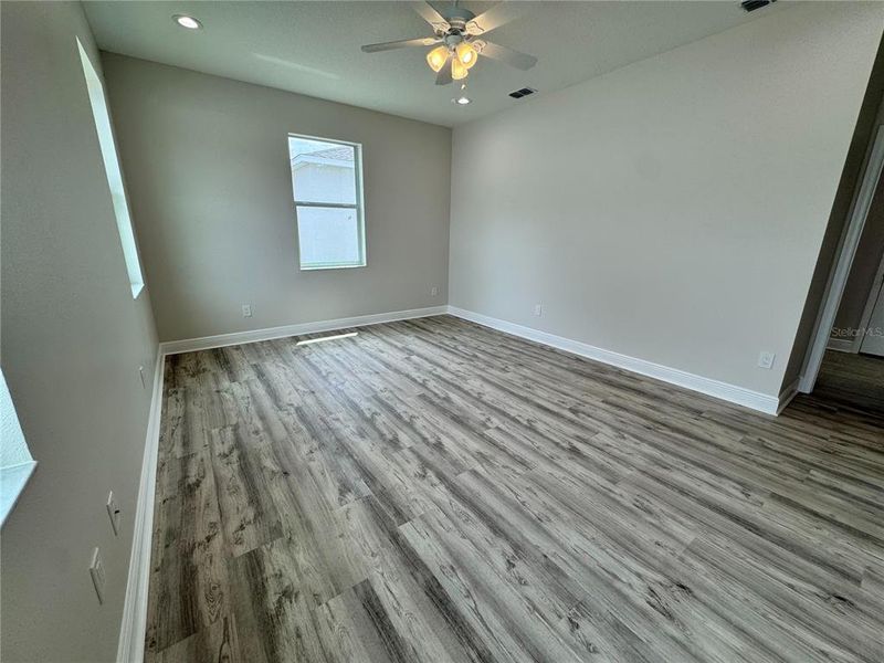 Spacious, unfurnished interior of a new home in , Dade City (Image 54).