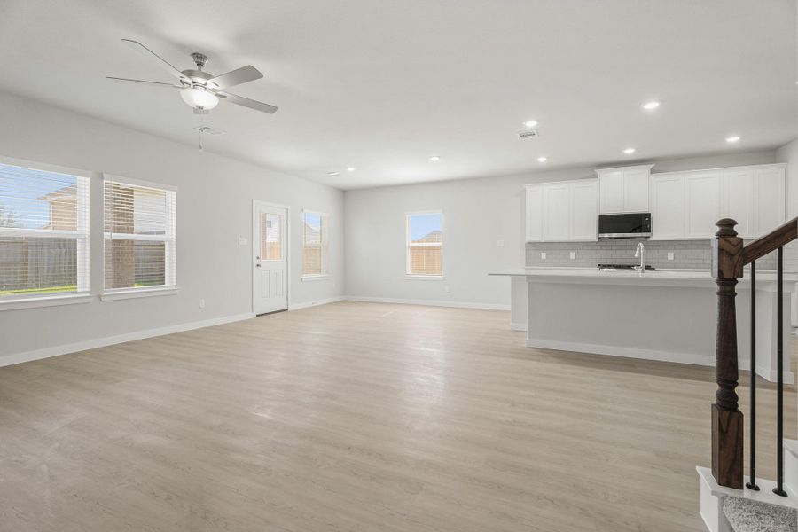 Spacious, unfurnished interior of a new home in Lago Mar, Texas City (Image 25).