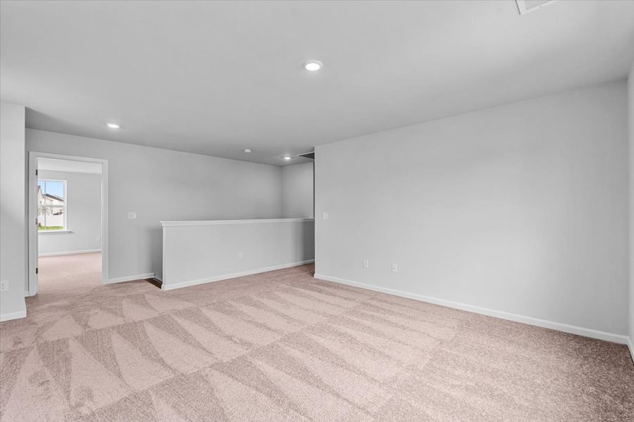 Spacious, unfurnished interior of a new home in Fieldstone, Lexington (Image 32).