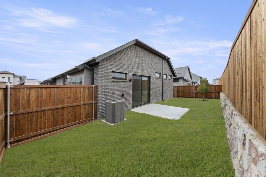 Exterior details and patio area of a home in Willow Grove, Melissa (Image 26).