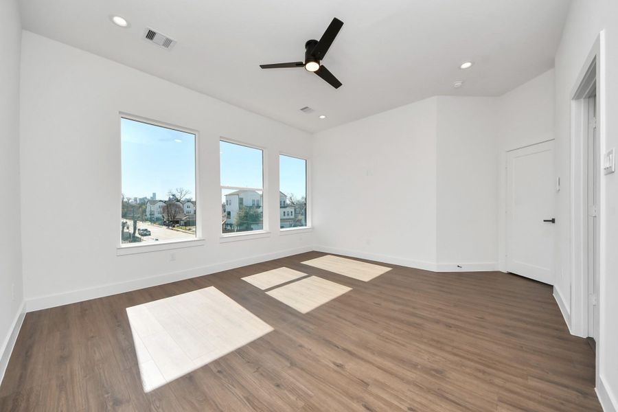 Spacious, unfurnished interior of a new home in , Houston (Image 28).
