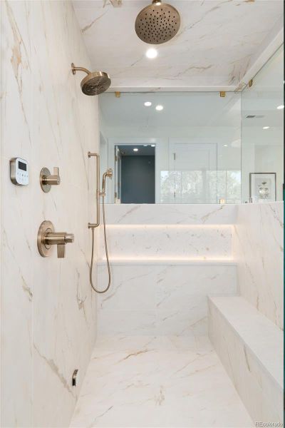 Steam shower with lighted niche Steam shower with lighted niche