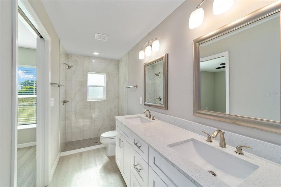 Furnished interior view inside a new home in , Ocklawaha (Image 17).