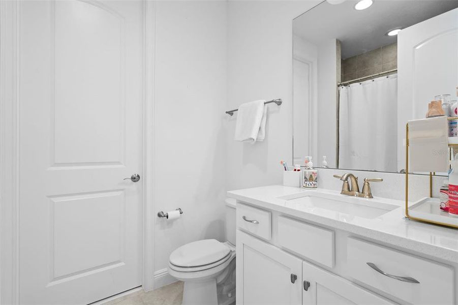 Furnished interior view inside a new home in , Orlando (Image 37).