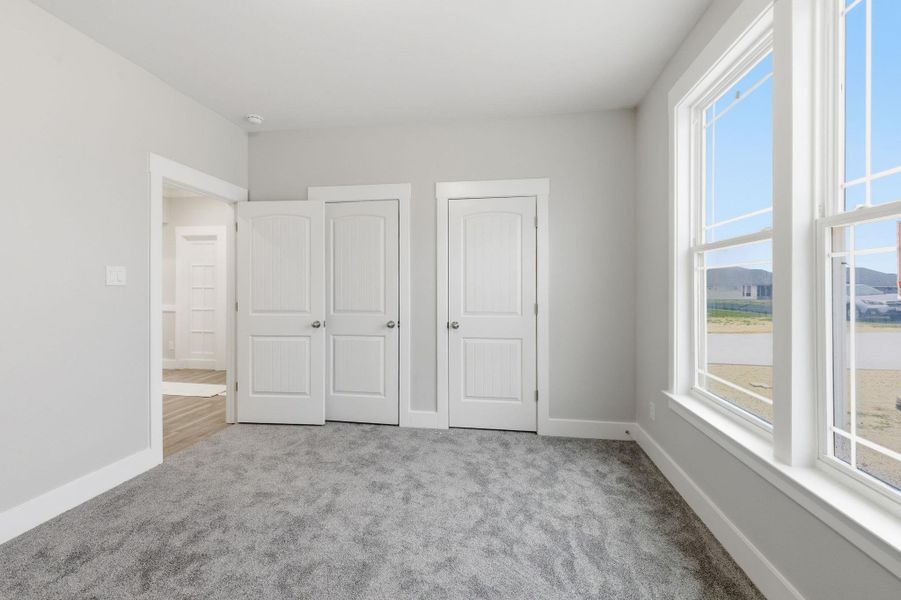 Spacious, unfurnished interior of a new home in Las Palomas Country Club Estates, La Vernia (Image 22).