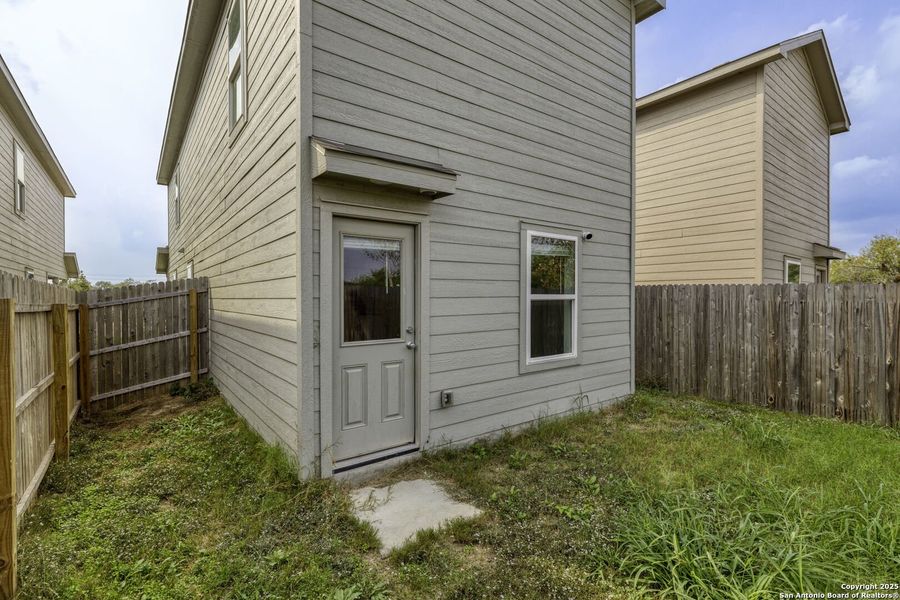 Exterior details and patio area of a home in Presa Point, San Antonio (Image 3).