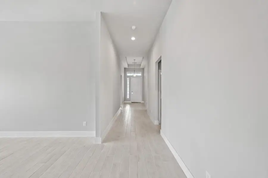 Spacious, unfurnished interior of a new home in Barton Creek Ranch, Conroe (Image 15).
