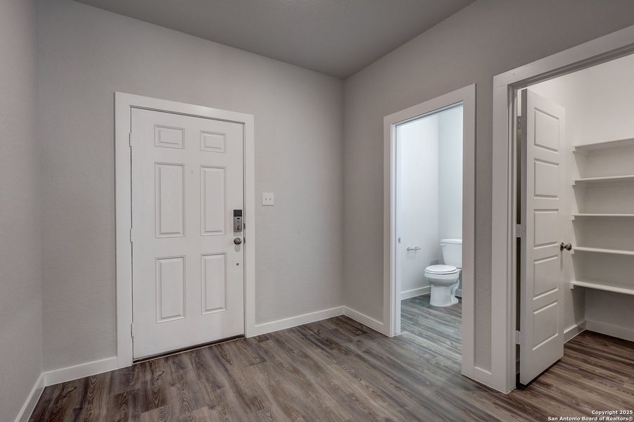 Spacious, unfurnished interior of a new home in Cinco Lakes, San Antonio (Image 14).