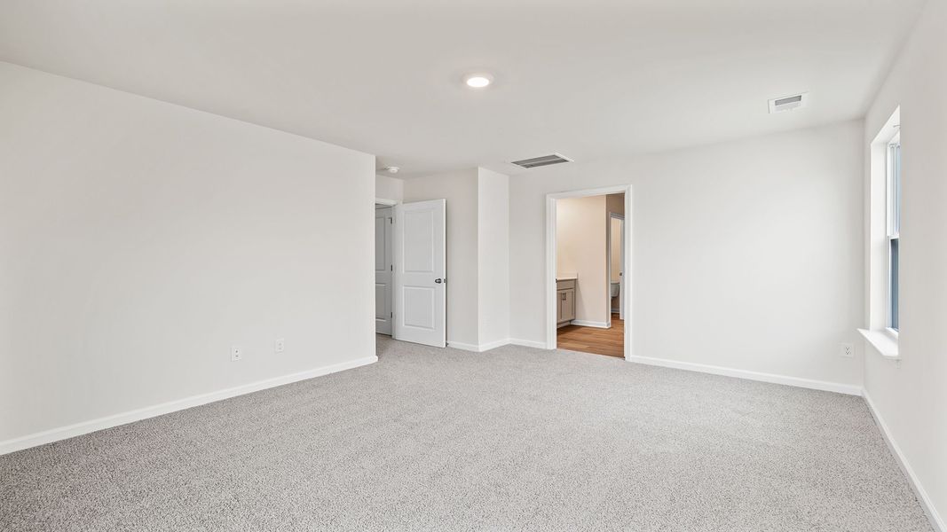 Spacious, unfurnished interior of a new home in Cloverdale Hills, Piedmont (Image 25).